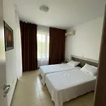 Flat On The With Free Parking On-site